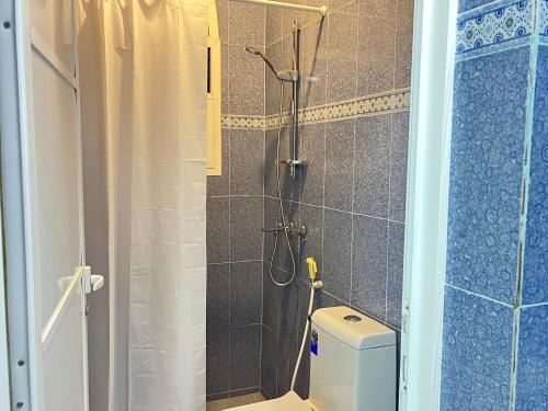 阿尔哈姆拉Relaxation Oasis的带淋浴和卫生间的浴室。