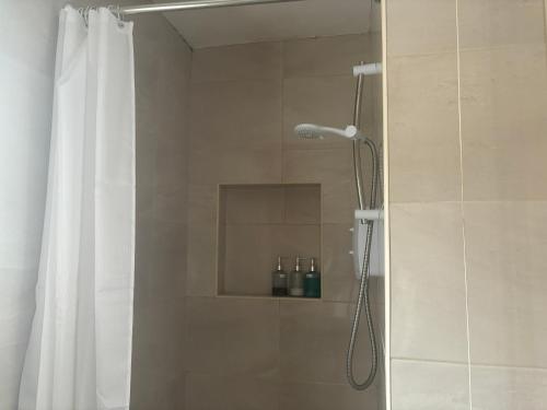 Rivory1970s Carratraw Chalet的带淋浴和浴帘的浴室