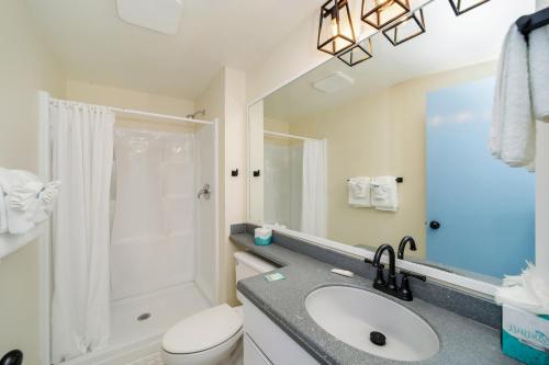 基韦斯特Tranquillity Guest House的一间带水槽、淋浴和卫生间的浴室