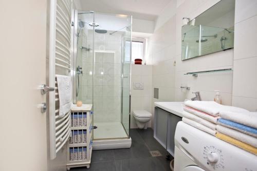 斯普利特Apartment Miaa的带淋浴和卫生间的浴室