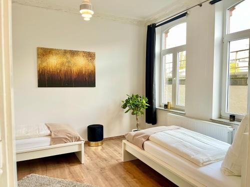 汉诺威Golden Deer Apartment - 3 Schlafzimmer - Zentrum - 92m²的一间白色卧室,配有床和2个窗户
