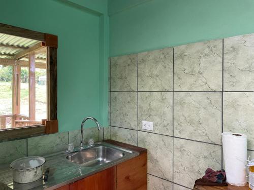 Granja Integral Luz Del Corazon的厨房配有水槽和镜子