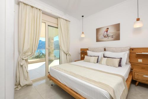 克里斯阿穆迪亚Villa Niti的一间卧室设有一张床和一个大窗户