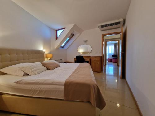 布莱德Aparthotel Gaja的一间卧室配有一张床、一张书桌和一个窗户。