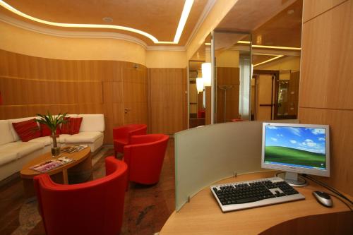 都灵丽培缇酒店的办公室,桌子上配有电脑和红色椅子