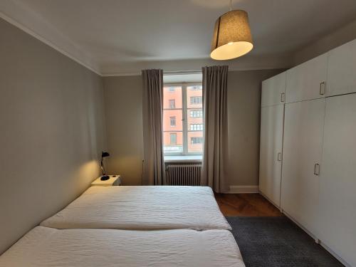 斯德哥尔摩Home Inn FKG110的一间卧室设有一张大床和一个窗户。