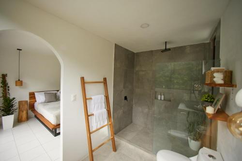 蓬塔雷纳斯Deluxe Loft 1 BDR con linda vista的带淋浴的浴室和客房内的一张床