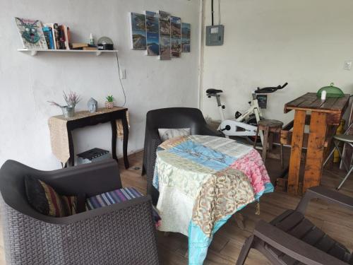 拉乌尼翁Hostal Santa Marta的客厅配有桌椅和书桌。