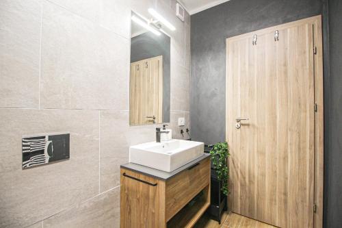 布拉索夫MO Alphaville的浴室设有白色水槽和镜子