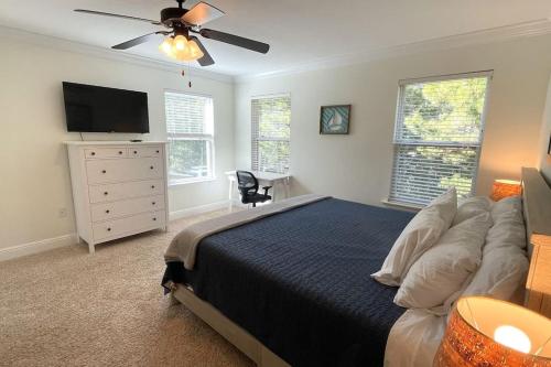 因莱特海滩Grayling Beach House的一间卧室配有一张床和一台平面电视