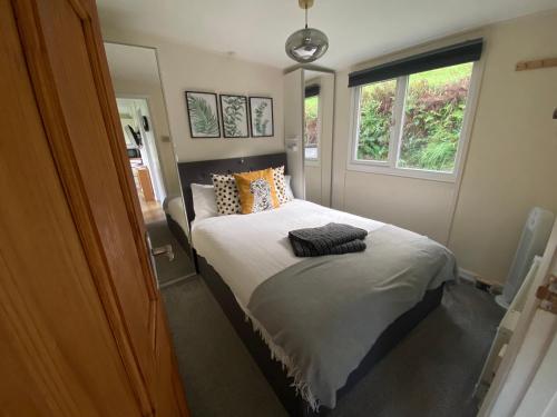 Bucks Mills27 Sea Valley Chalet的卧室配有带枕头的床铺和窗户。