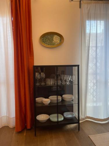 巴勒莫La Loggia dei Re的玻璃柜,上面有盘子和玻璃杯
