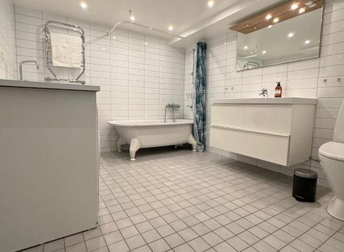 斯德哥尔摩Apartment with amazing view的带浴缸、盥洗盆和卫生间的浴室