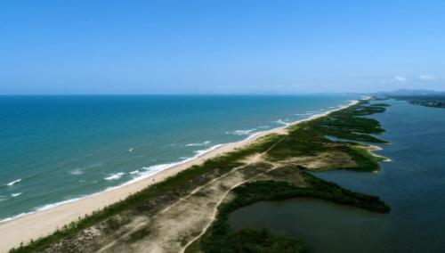 ParatyLINDO SOBRADO COM 7 QUARTOS NA BARRA DO ITAPOCU的海边的一个岛屿,靠近海滩