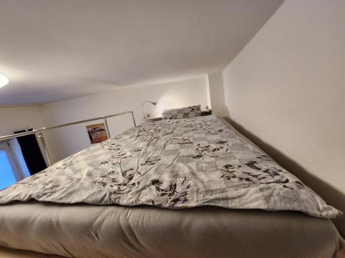 海因斯贝格Ferienhaus Susanne的卧室里的一张床铺,床上有毯子