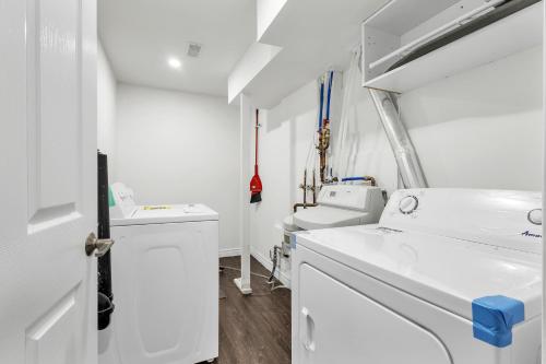 坎布里奇Modern 1 Bedroom + Den in Cambridge的白色洗衣房配有洗衣机和烘干机
