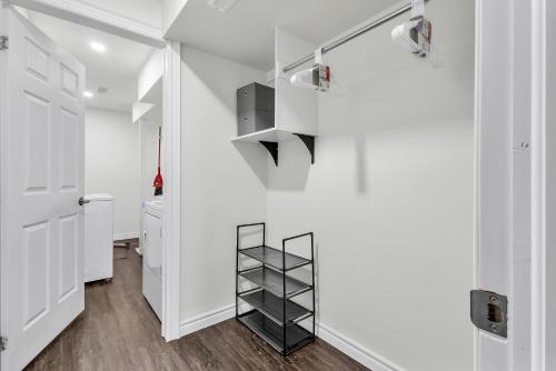 坎布里奇Modern 1 Bedroom + Den in Cambridge的一间拥有白色墙壁和黑色书架的房间