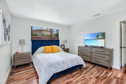 棕榈泉Close to downtown PS - Hike, Bike, Swim, Relax的一间卧室配有一张床和一台平面电视