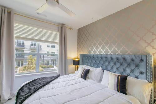 切尔西Downtown Luxury Oasis: King Bed, Gym, Parking的一间卧室设有一张大床和一个窗户。