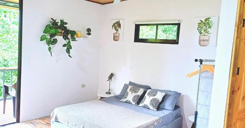 CASA SIBU Jungle Loft con AC, cocina y balcón a 5 min del centro客房内的一张或多张床位
