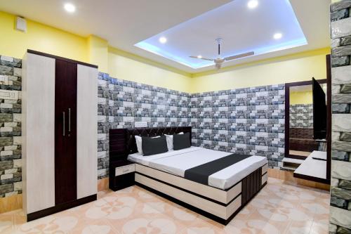 加尔各答Super OYO Anandalok Guest House的卧室配有一张床