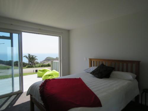 Cable BayEagle View的一间卧室设有一张床和一个大窗户