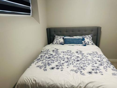 温尼伯1 Bedroom modern basement suite with private entrance的一间卧室,床上摆放着蓝色鲜花