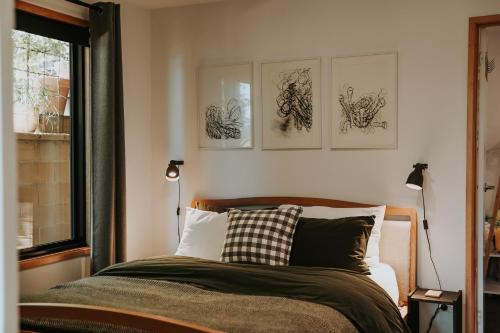 霍巴特芬维乌住宿加早餐旅馆的卧室配有一张四幅壁画的床