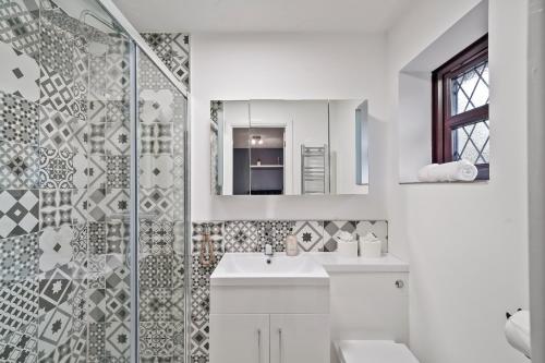 StoneBeautiful 5 bedroom house in Stone, Aylesbury, Free parking的白色的浴室设有水槽和淋浴。