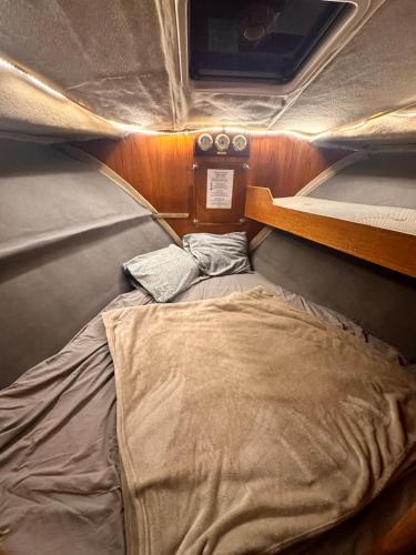巴塞罗那Andrea house’s的小房间,飞机上设有两张双层床