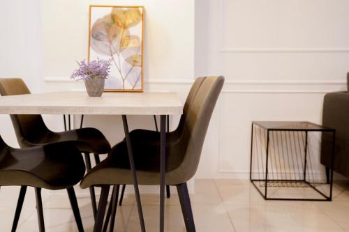 东贡岸ITCC Manhattan Suites by Pinstay Premium的餐桌、椅子和花瓶