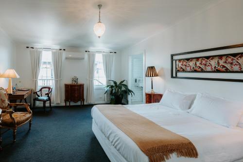 Morpeth勃朗特精品酒店 的卧室配有一张白色大床和一张书桌