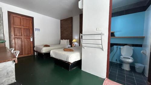 皮皮岛PP Insula的酒店客房设有两张床和卫生间。