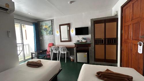皮皮岛PP Insula的酒店客房带两张床、书桌以及一间客房。