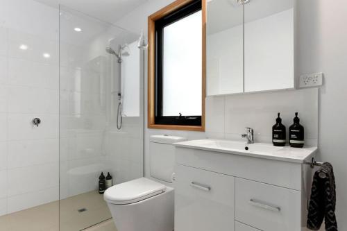 霍巴特芬维乌住宿加早餐旅馆的白色的浴室设有卫生间和水槽。