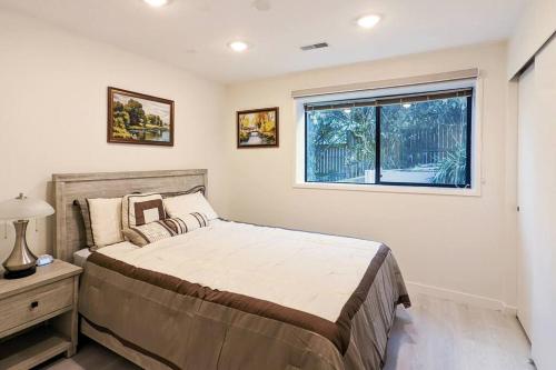西雅图Seasons at Leschi Hillsides的一间卧室设有一张大床和一个窗户。