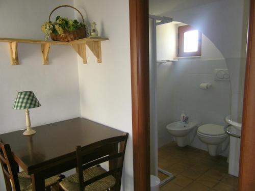 拉泰尔扎B&B Masseria Cappotto的一间带桌子、卫生间和水槽的浴室