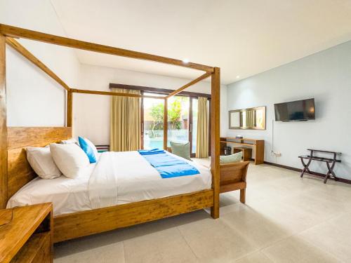 坎古Villa Echo Taman Bali的一间卧室配有一张木架大床