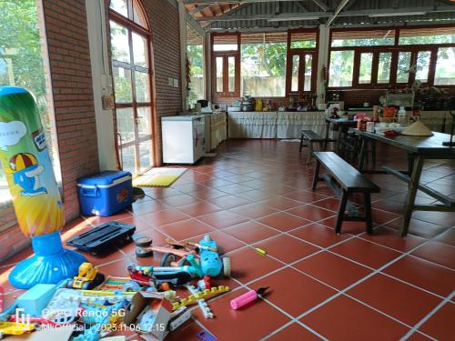 Cu ChiHomestay Mẹ Khang villas,Camping,Glamping的客房铺有瓷砖地板,地板上配有玩具。