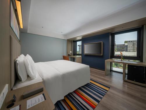 三亚三亚海棠湾茅台度假村茅台精品酒店的酒店客房设有一张大床和一台电视机。