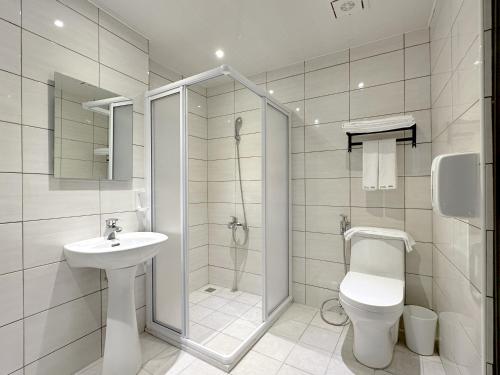 Dajia福棧 Full.Inn的带淋浴、卫生间和盥洗盆的浴室
