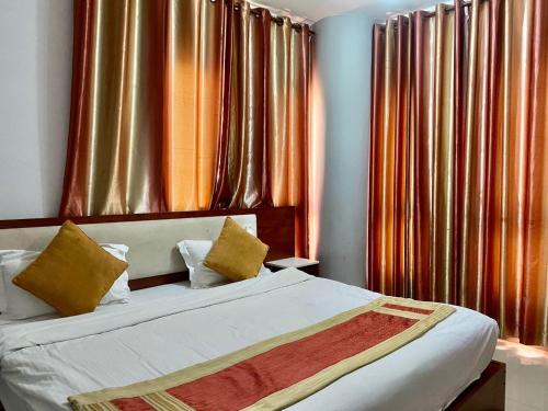 Mawāliḩ瓦纳沙公寓的酒店客房,设有两张床和窗帘
