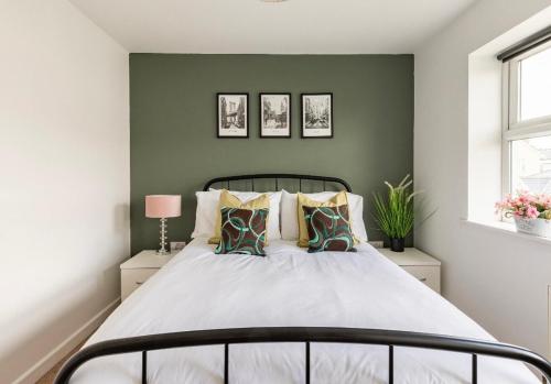 伯恩茅斯Town centre White House的一间卧室设有一张带绿色墙壁的床