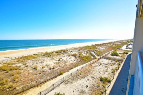 大洋城钻石海滩414号公寓的阳台享有海滩美景。