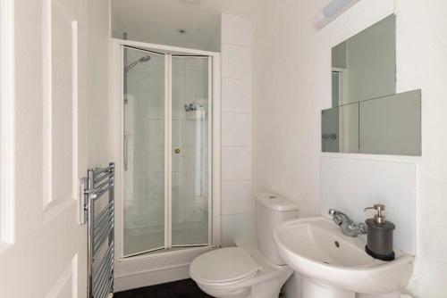 伯恩茅斯Town centre White House的白色的浴室设有卫生间和水槽。