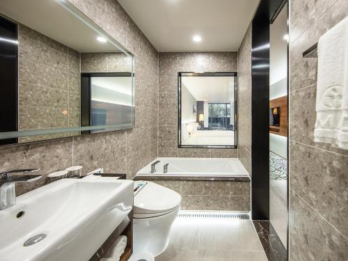 庆州Best Western Plus GyeongJu的带浴缸、卫生间和盥洗盆的浴室