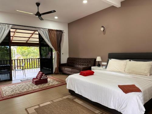 丹绒鲁Red Coral Cottage的一间带大床的卧室和一间客厅