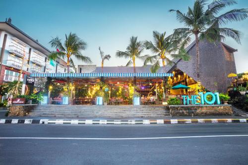 沙努尔THE 1O1 Bali Oasis Sanur的街道边有餐厅的房子