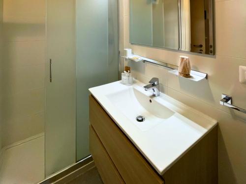 米兰Navigli Suites的一间带水槽、镜子和淋浴的浴室