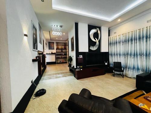 卢萨卡Pisano Luxury Apartments的带沙发和电视的客厅